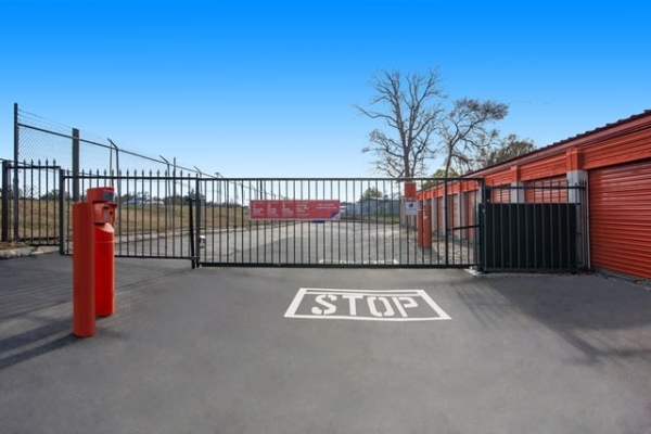 Facility photo: //images.sparefoot.com/medium/2140286991d25c1188a.jpg