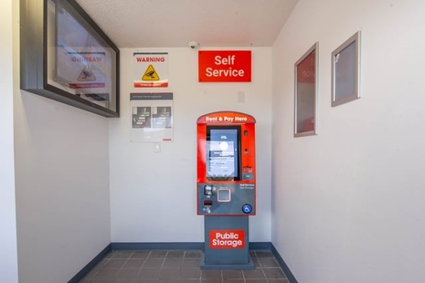Facility photo: //images.sparefoot.com/medium/2140286a0c64964ef77.jpg