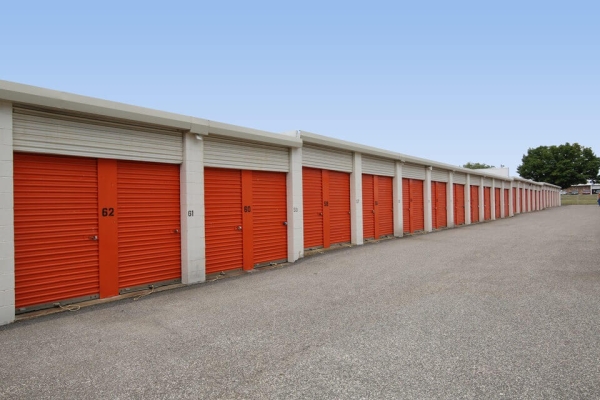 Facility photo: //images.sparefoot.com/medium/214031687a46aa8fb59.jpg