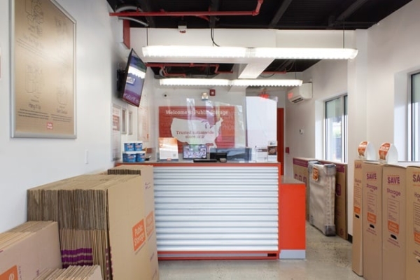 Facility photo: //images.sparefoot.com/medium/214037687a472d4ab56.jpg