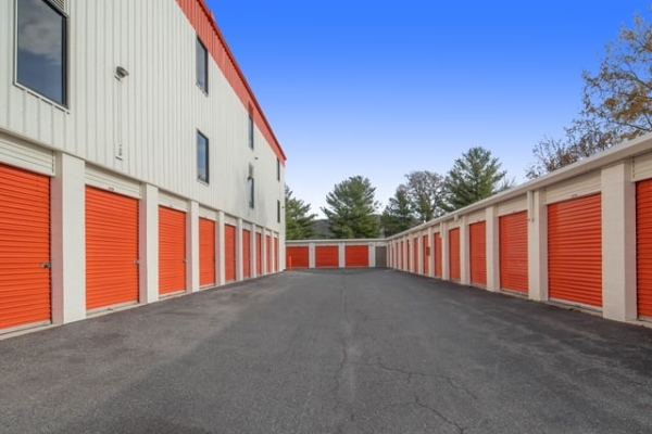 Facility photo: //images.sparefoot.com/medium/21403968765489e8816.jpg