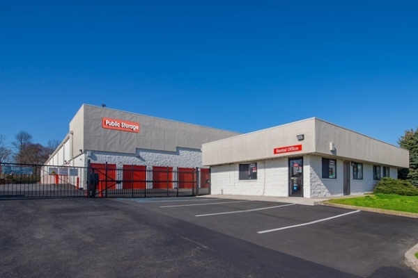 Facility photo: //images.sparefoot.com/medium/2140416877a373029e8.jpg
