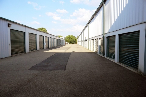 Facility photo: //images.sparefoot.com/medium/2140456894a59f66380.jpg