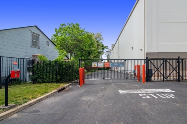 Facility photo: //images.sparefoot.com/medium/214047687a47508f0f0.jpg