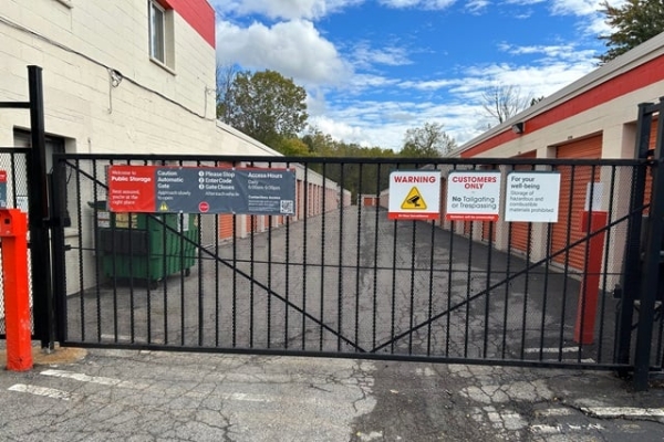 Facility photo: //images.sparefoot.com/medium/214048698352095c06b.jpg