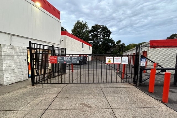 Facility photo: //images.sparefoot.com/medium/2140546878f57002ec2.jpg