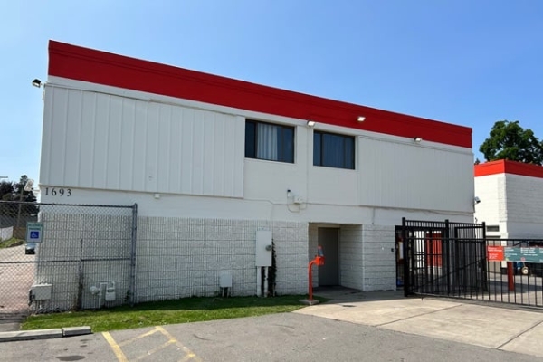 Facility photo: //images.sparefoot.com/medium/21405469f5f8ee30b21.jpg