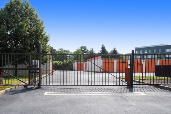 Facility photo: //images.sparefoot.com/medium/21405969874bb703f39.jpg