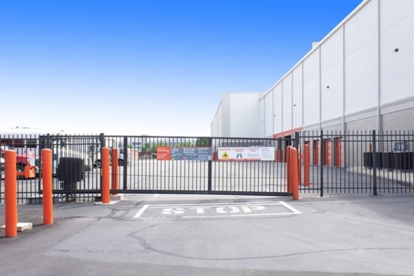 Facility photo: //images.sparefoot.com/medium/2140616878f5503869b.jpg