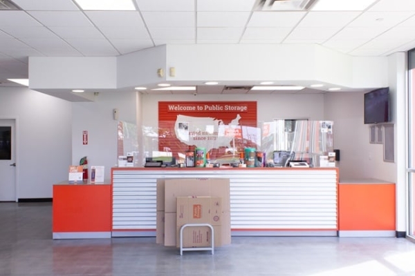 Facility photo: //images.sparefoot.com/medium/21406169f5f8f1a8f9b.jpg