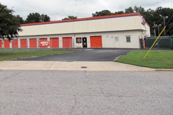 Facility photo: //images.sparefoot.com/medium/214063688380faa1919.jpg