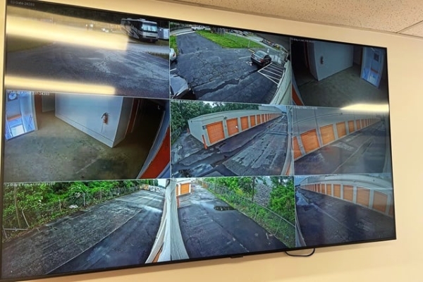 Facility photo: //images.sparefoot.com/medium/21406369932423a17f9.jpg