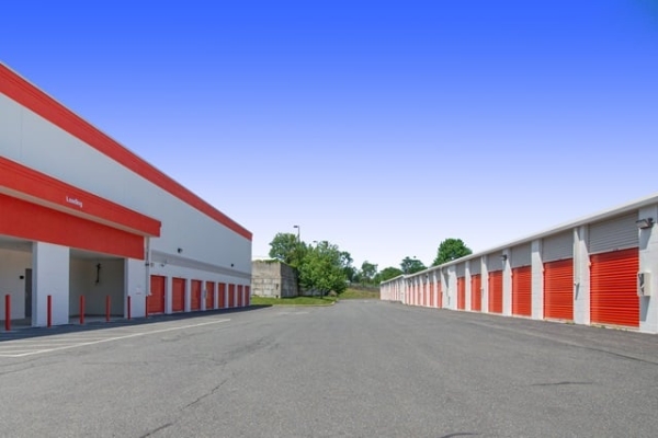 Facility photo: //images.sparefoot.com/medium/2140646974d32dd2f36.jpg