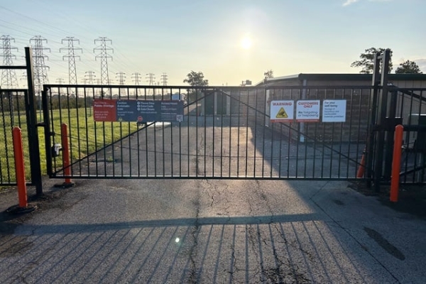 Facility photo: //images.sparefoot.com/medium/214066692da08b67641.jpg