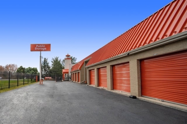 Facility photo: //images.sparefoot.com/medium/2140676877a3efd9f3c.jpg