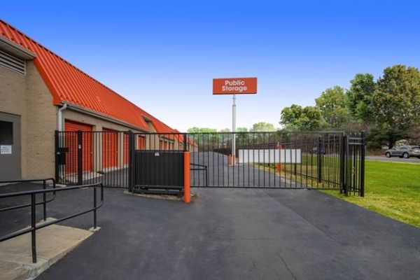 Facility photo: //images.sparefoot.com/medium/2140676877a3f1b4a6f.jpg