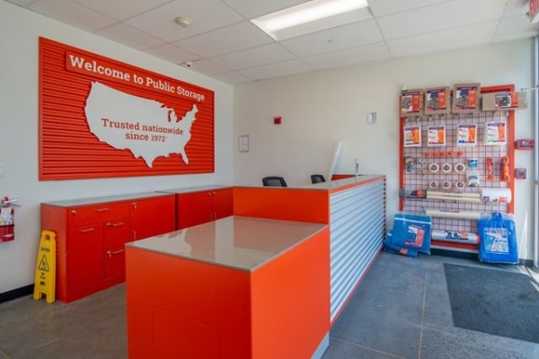 Facility photo: //images.sparefoot.com/medium/2140756a0f06a10e9f5.jpg