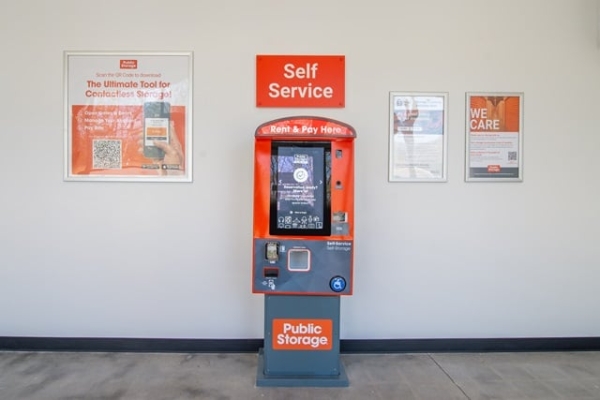 Facility photo: //images.sparefoot.com/medium/21407668f63374b9a8c.jpg