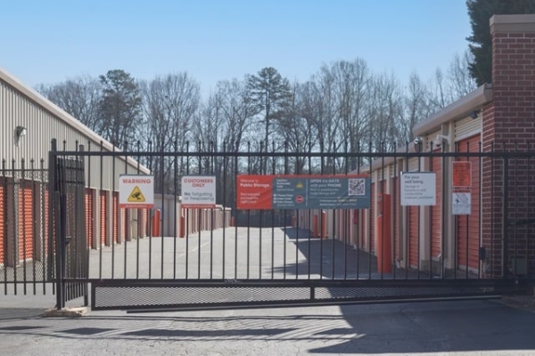 Facility photo: //images.sparefoot.com/medium/214078693831d47f9c7.jpg