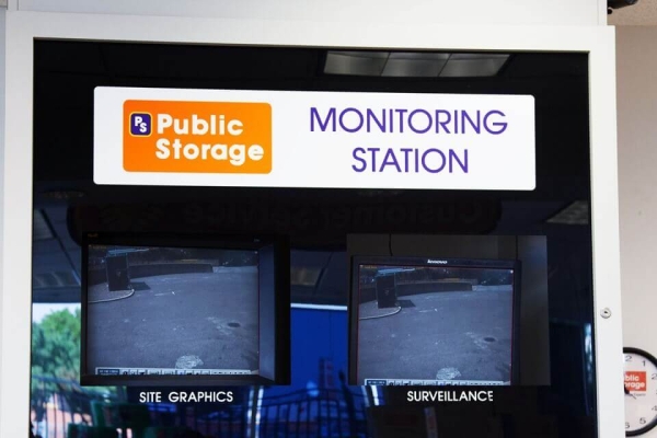 Facility photo: //images.sparefoot.com/medium/214079687b9b5bc7b05.jpg