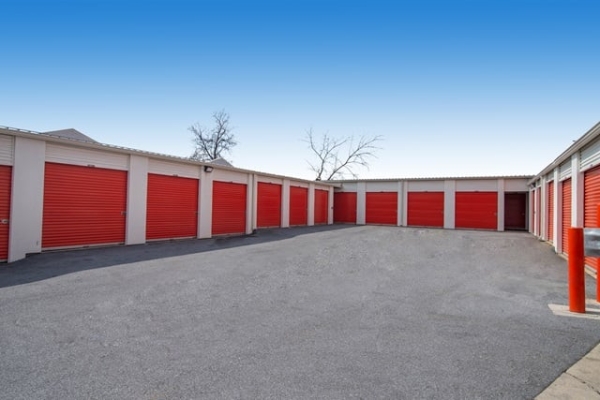 Facility photo: //images.sparefoot.com/medium/2140816878f4f35216b.jpg