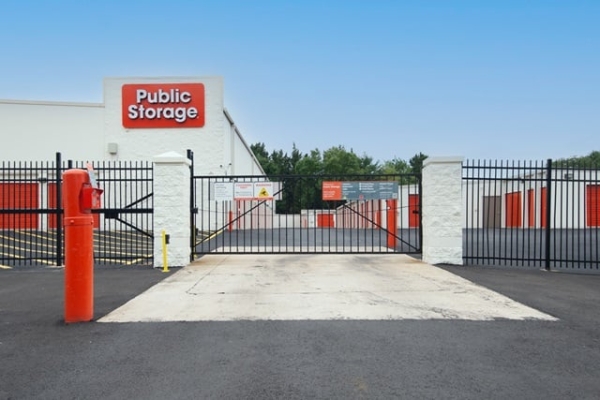 Facility photo: //images.sparefoot.com/medium/2140826884d2fe9f0ad.jpg