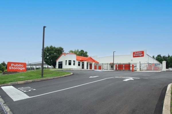 Facility photo: //images.sparefoot.com/medium/21408268bc31cc85e66.jpg