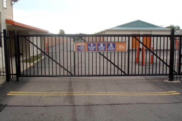 Facility photo: //images.sparefoot.com/medium/214085688e0ddc3fe6f.jpg