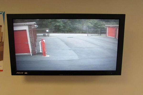 Facility photo: //images.sparefoot.com/medium/2140886877a406b3bbb.jpg