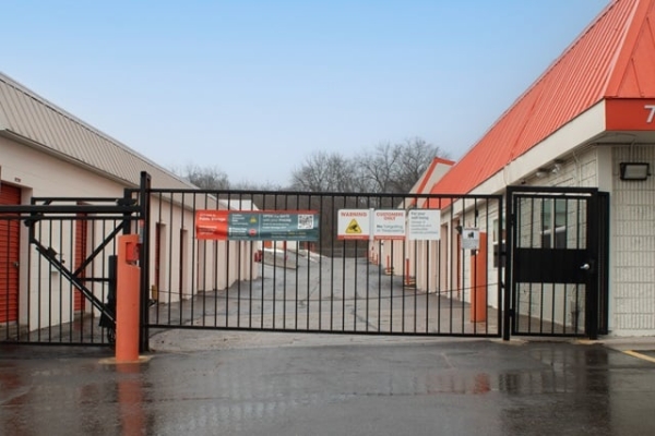 Facility photo: //images.sparefoot.com/medium/2140916908b6f4cdbaa.jpg