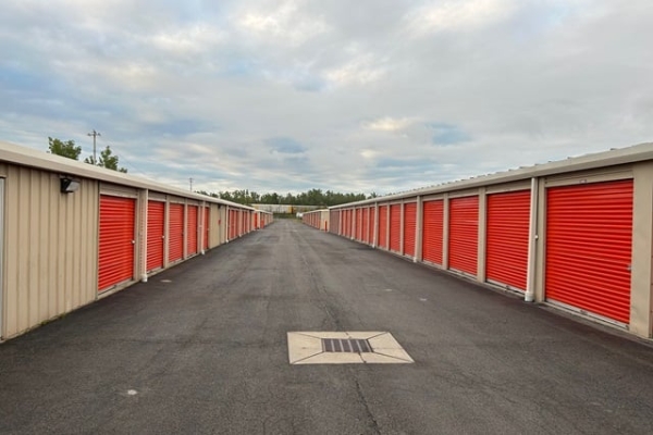 Facility photo: //images.sparefoot.com/medium/214095687f90b6683d7.jpg