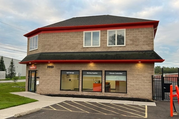 Facility photo: //images.sparefoot.com/medium/214095697774b53607b.jpg