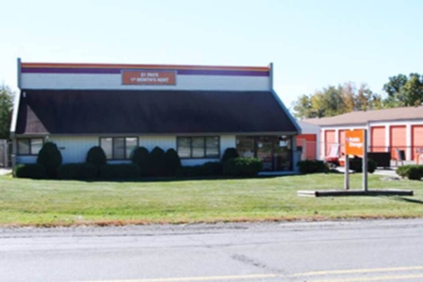 Facility photo: //images.sparefoot.com/medium/214097692314a48c11f.jpg