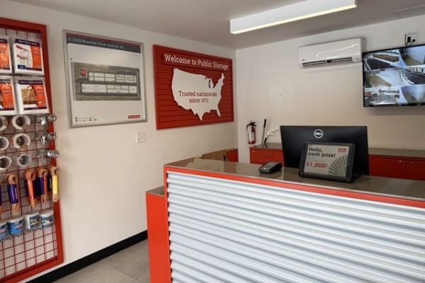 Facility photo: //images.sparefoot.com/medium/21409769f4a856418ef.jpg
