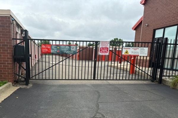 Facility photo: //images.sparefoot.com/medium/2140986894a5691db36.jpg