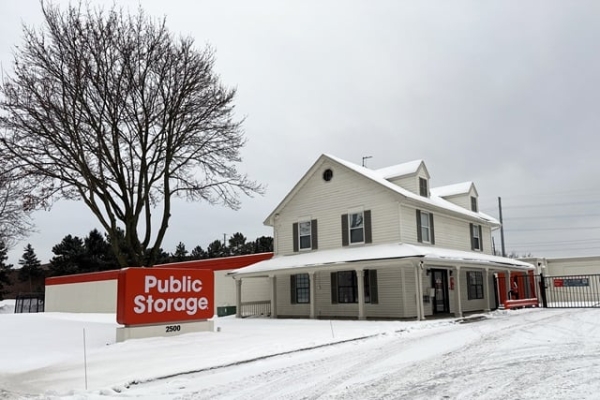 Facility photo: //images.sparefoot.com/medium/21410069f5f8dfc207f.jpg