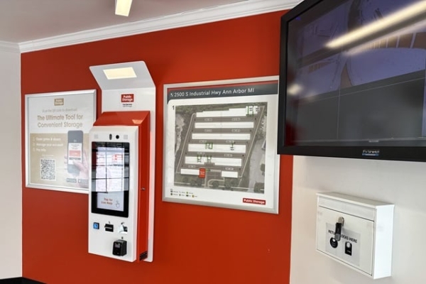 Facility photo: //images.sparefoot.com/medium/21410069f5f8e1651b0.jpg