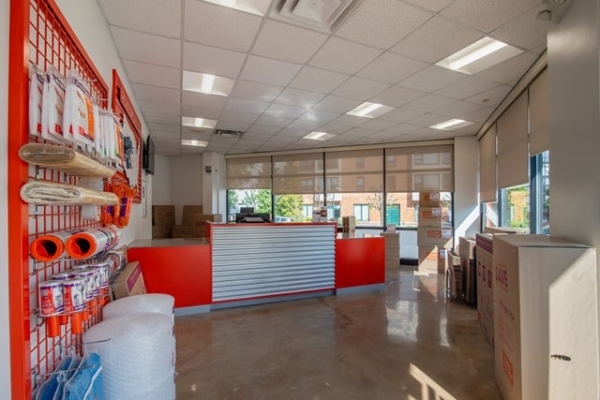 Facility photo: //images.sparefoot.com/medium/214101698f30048654e.jpg