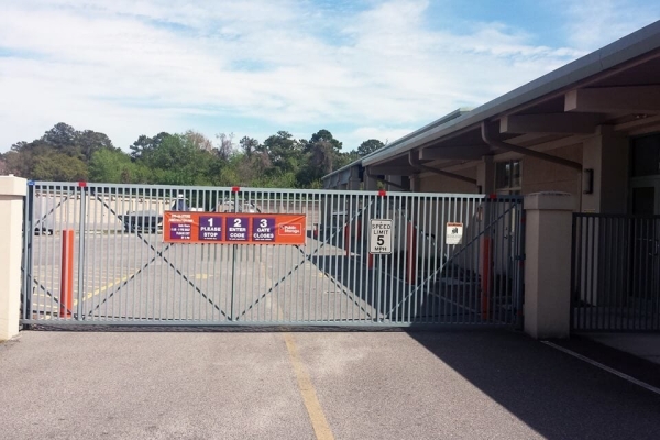 Facility photo: //images.sparefoot.com/medium/21410368bed575c8667.jpg