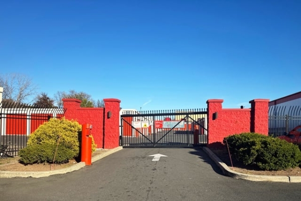 Facility photo: //images.sparefoot.com/medium/2141066904b493460e9.jpg