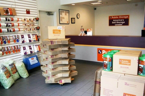 Facility photo: //images.sparefoot.com/medium/214113689201c634874.jpg