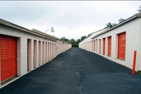 Facility photo: //images.sparefoot.com/medium/2141166884d2fa6b3d6.jpg