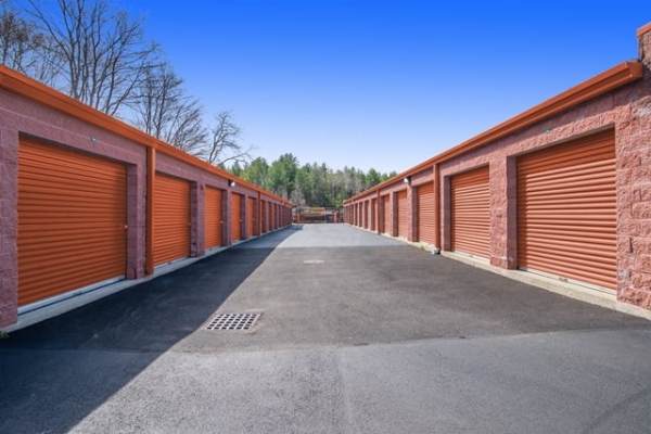 Facility photo: //images.sparefoot.com/medium/2141186914949528b80.jpg