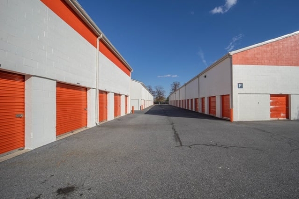 Facility photo: //images.sparefoot.com/medium/214127687655bb930df.jpg