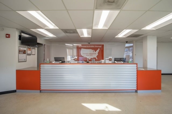 Facility photo: //images.sparefoot.com/medium/214127687655bc916fd.jpg