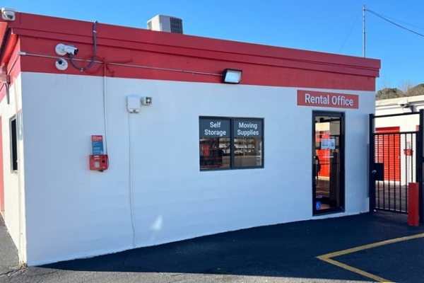 Facility photo: //images.sparefoot.com/medium/214132692c506906a10.jpg