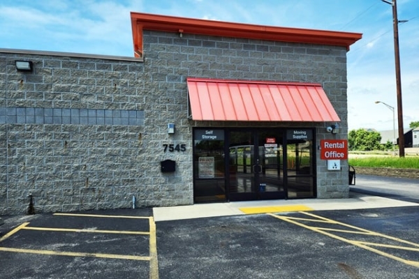 Facility photo: //images.sparefoot.com/medium/2141336942b94e9beb3.jpg