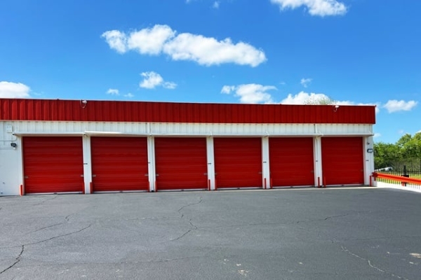 Facility photo: //images.sparefoot.com/medium/2141356911f296da723.jpg