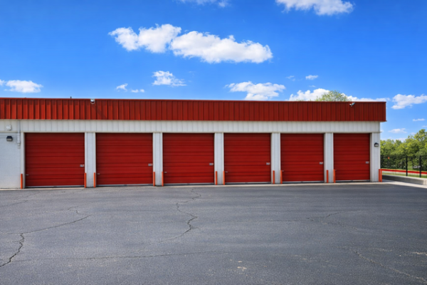 Facility photo: //images.sparefoot.com/medium/21413569f7495d00de9.jpg