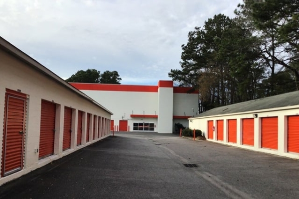 Facility photo: //images.sparefoot.com/medium/2141396884d223a5c8b.jpg